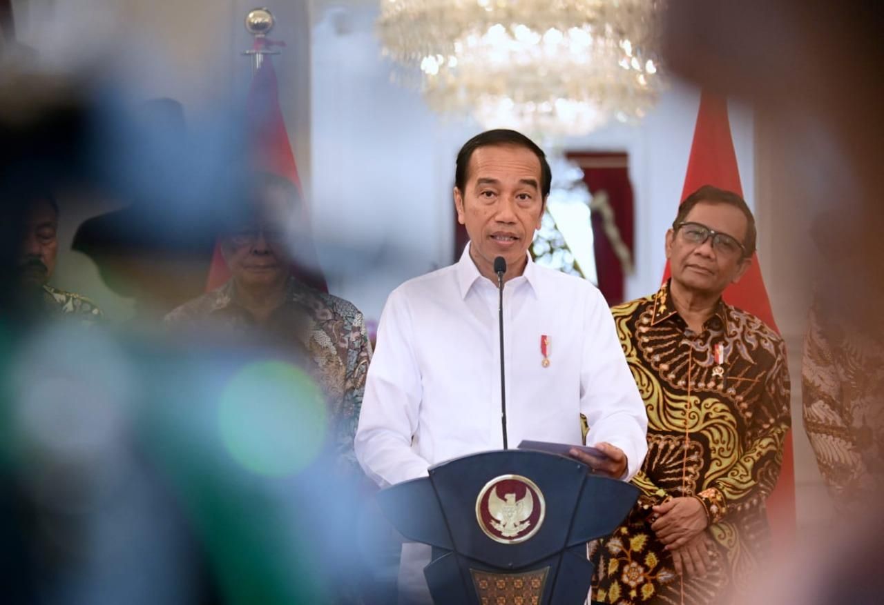Presiden Jokowi menjawab pertanyaan wartawan soal kabar reshuffle kabinet pada Rabu pekan depan