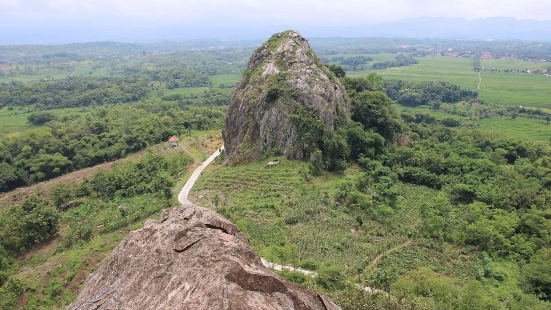 Objek wisata Gunung Batu Tilu Majalengka ini cocok dikunjungi saat liburan Imlek 2023