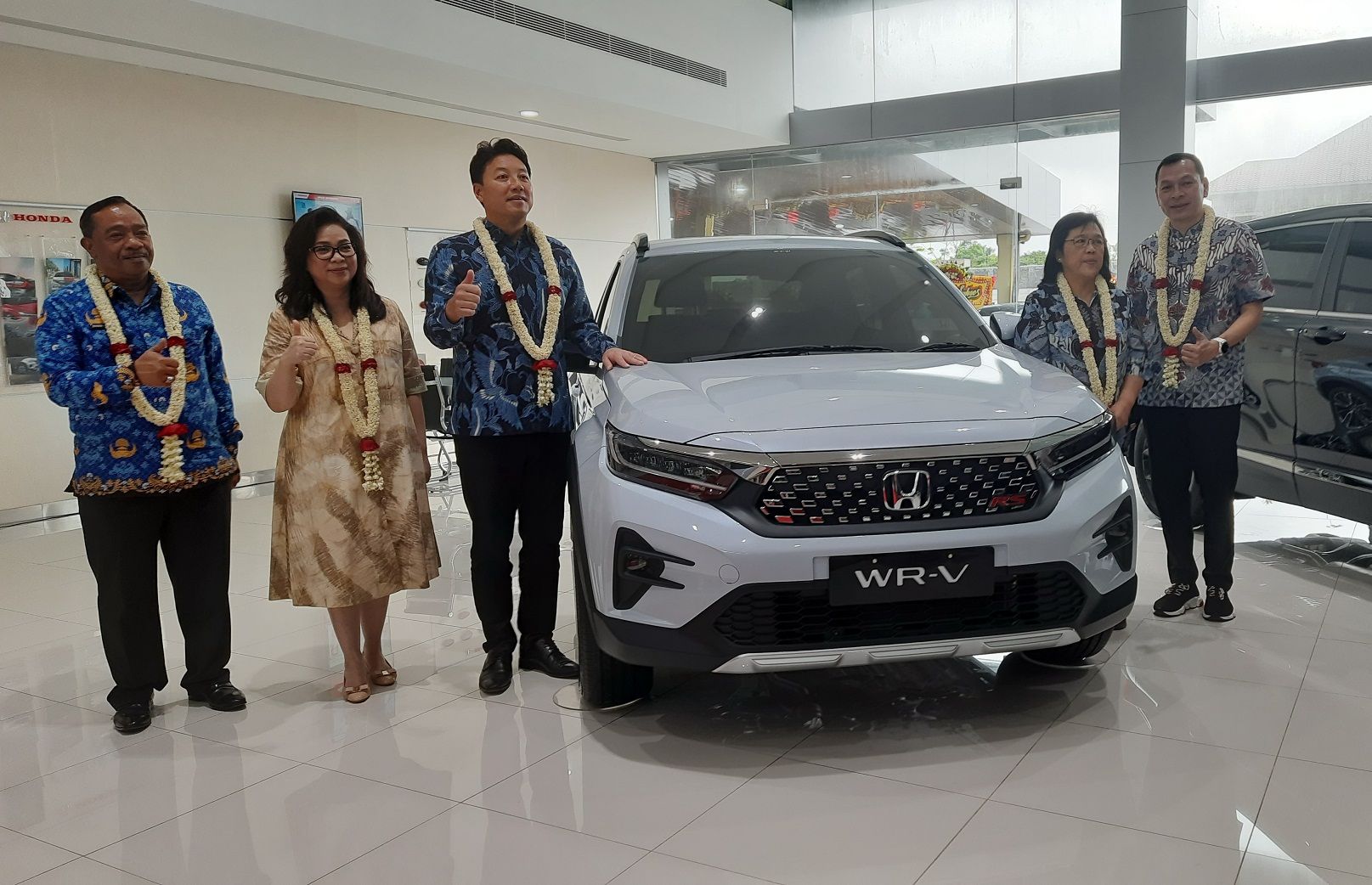 Presiden Direktur PT Honda Prospect Motor Kotaro Shimizu (ketiga kiri) didampingi jajaran direksi Honda Auto Cilegon hadir untuk meresmikan diler Honda pertama di Cilegon, Provinsi Banten, Selasa 17 Januari 2023. 