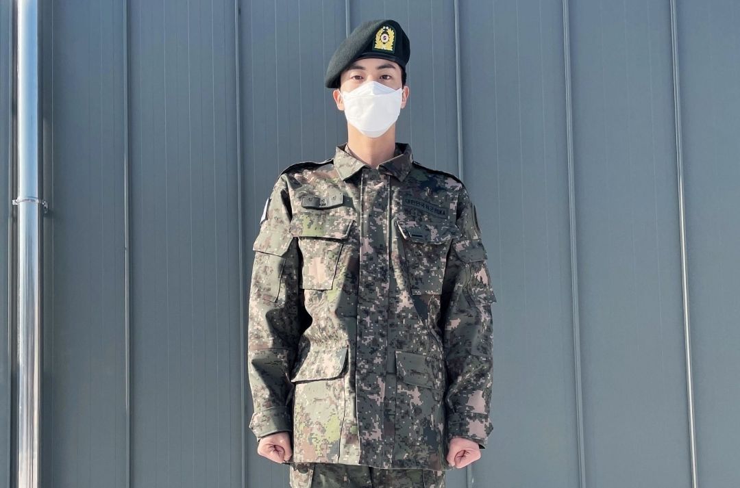 Jin BTS Bagikan Foto Berseragam Militer Sekaligus Pesan Manis Buat ARMY/