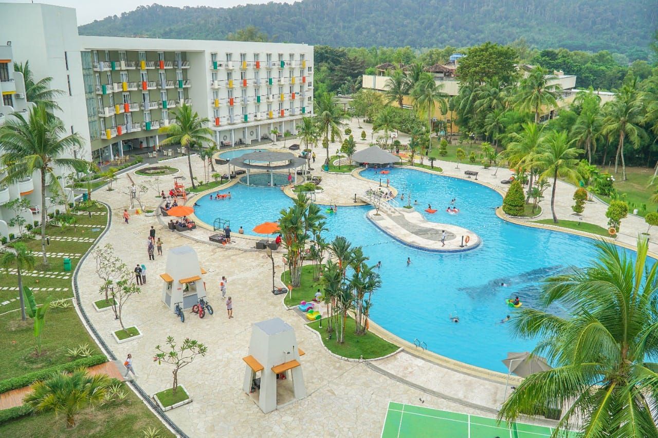 Fasilitas kolam renang luas di Harris Resort Batam Waterfront