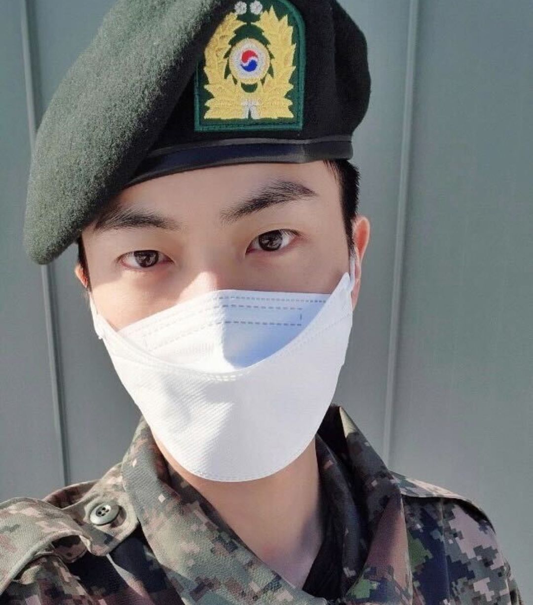 Jin BTS Bagikan Foto Berseragam Militer Sekaligus Pesan Manis Buat ARMY/
