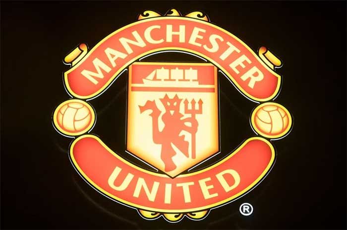 Logo klub sepak bola Inggris Manchester United terlihat di sebuah lounge selama Forum Ekonomi Dunia (WEF) 2023 di resor Alpen Davos, Swiss, 15 Januari 2023.