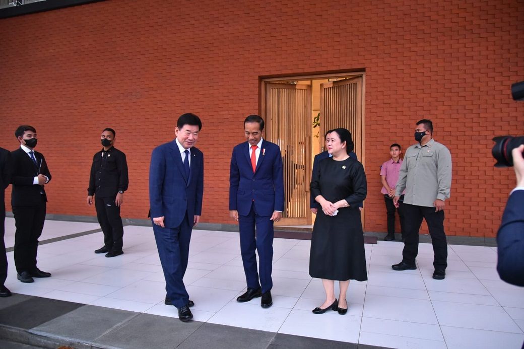 Ketua DPR RI Puan Maharani bersama Presiden Joko Widodo menerima kedatangan Ketua Parlemen Korsel Kim Jin-pyo beserta delegasinya. Foto: Istimewa