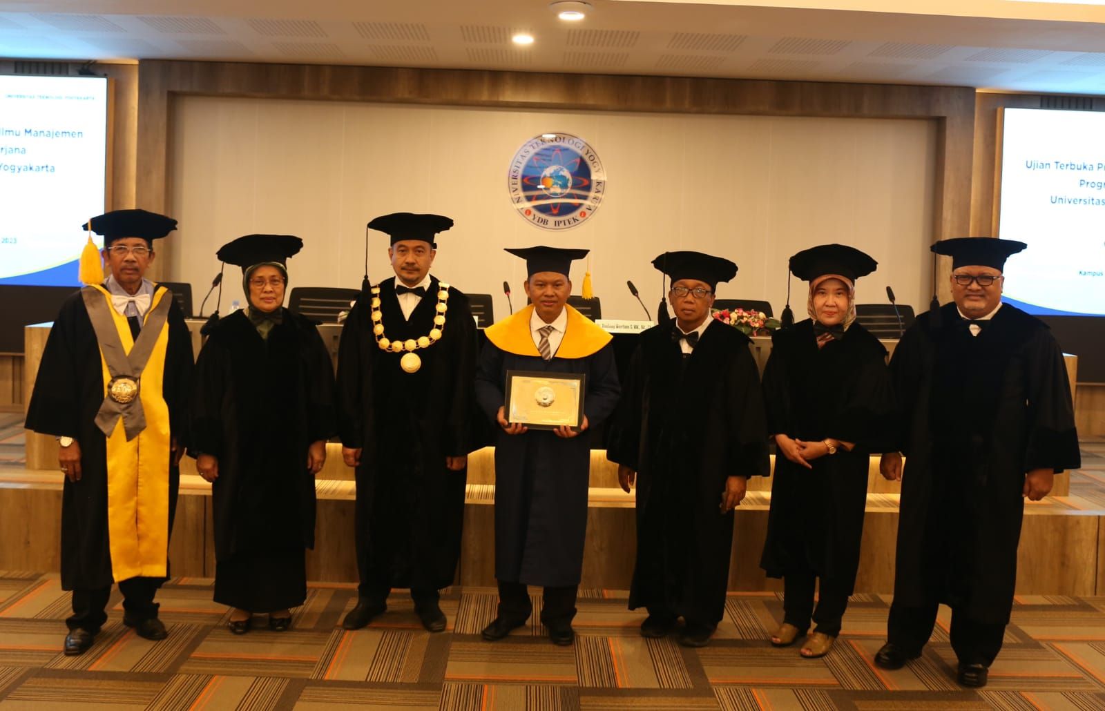 Ketua STIE Tamansiswa Banjarnegara Lustono (tengah) meraih gelar Doktoral di Universitas Teknologi Yogyakarta (UTY) pada Jumat 13 januari 2023