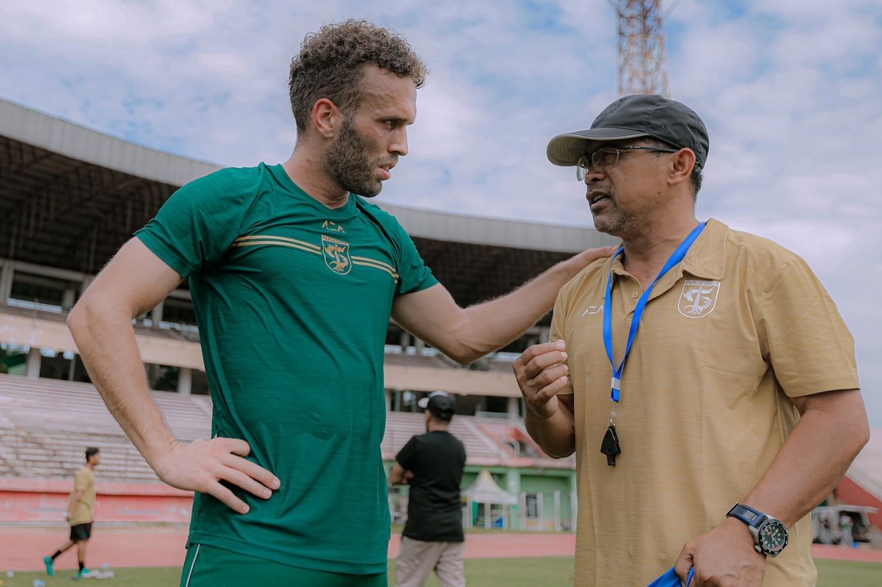 Aji Santoso meminta para pemain Persebaya mengantisipasi kebangkitan Madura United jelang laga sore ini.*
