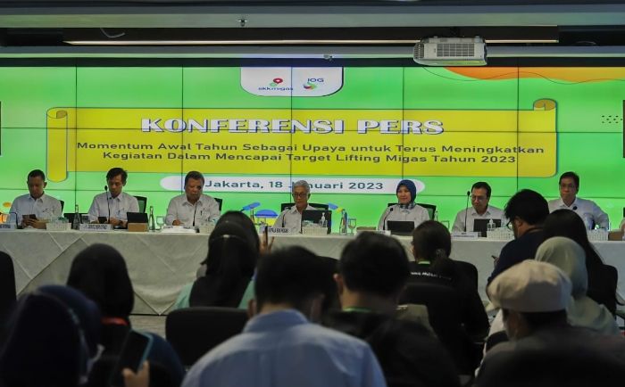 Kepala SKK Migas, Dwi Soetjipto (tengah), dalam konferensi pers awal tahun 2023 di Jakarta 18 Januari 2023.
