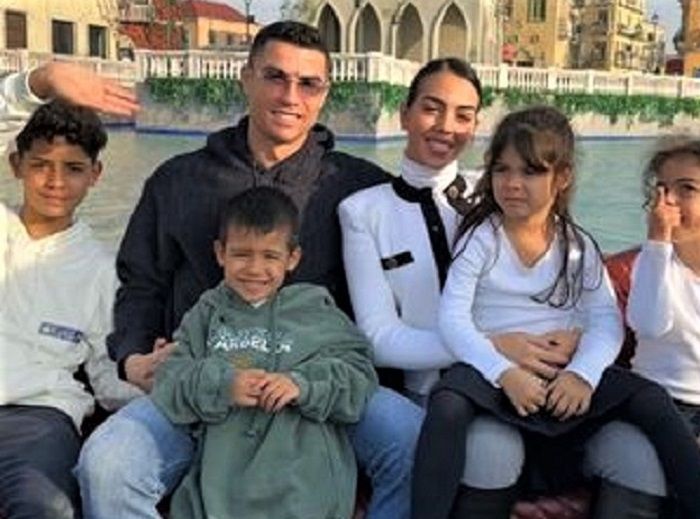 Cristiano Ronaldo dan keluarganya telah memberikan gambaran sekilas tentang kehidupan mereka di Arab Saudi.