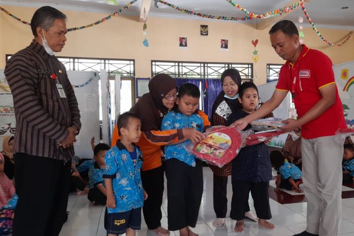 Dukung pendidikan dan nutrisi anak dari Aceh hingga Papua lewat kolaborasi 'Tunjuk Tangan untuk Generasi Maju'.