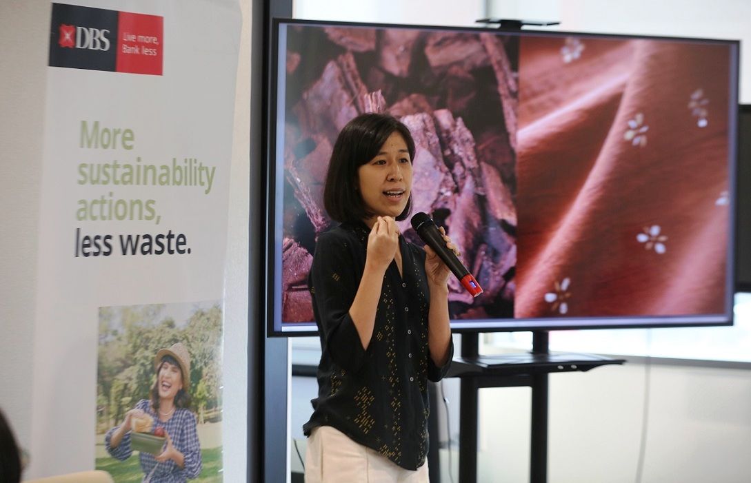 Founder & CEO SukkhaCitta Denica Riadini-Flesch menjelaskan produk SukkhaCitta yang diproses secara berkelanjutan pada acara pemberian dana hibah DBS Foundation Grant 2022 di Jakarta, Rabu (18/1/2023). Foto: DBS Foundation  