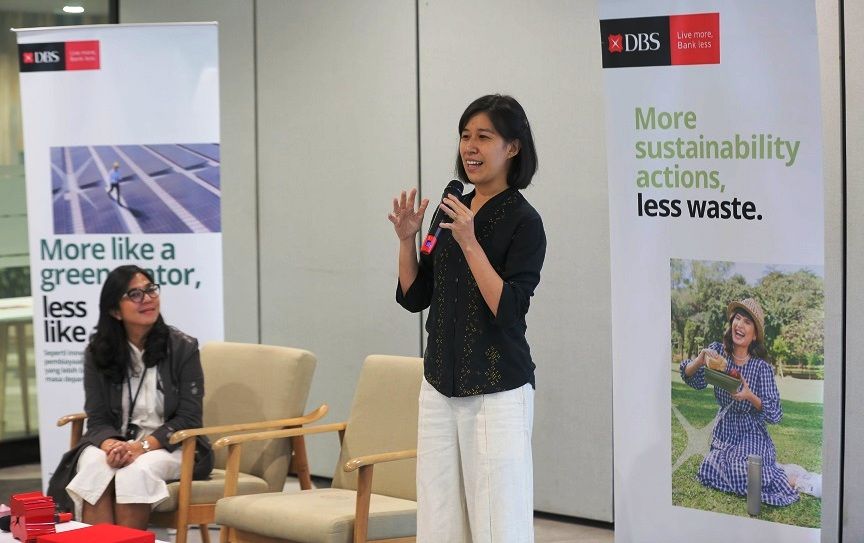 Founder & CEO SukkhaCitta Denica Riadini-Flesch menjelaskan produk SukkhaCitta yang diproses secara berkelanjutan pada acara pemberian dana hibah DBS Foundation Grant 2022 di Jakarta, Rabu (18/1/2023). Foto: DBS Foundation  