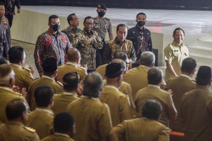 Presiden Joko Widodo (tengah) didampingi Menteri Dalam Negeri Tito Karnavian (kanan) menyapa kepala daerah saat pembukaan Rakornas Kepala Daerah dan Forkopimda 2023 di SICC, Sentul, Kabupaten Bogor, Jawa Barat, Selasa (17/1/2023).