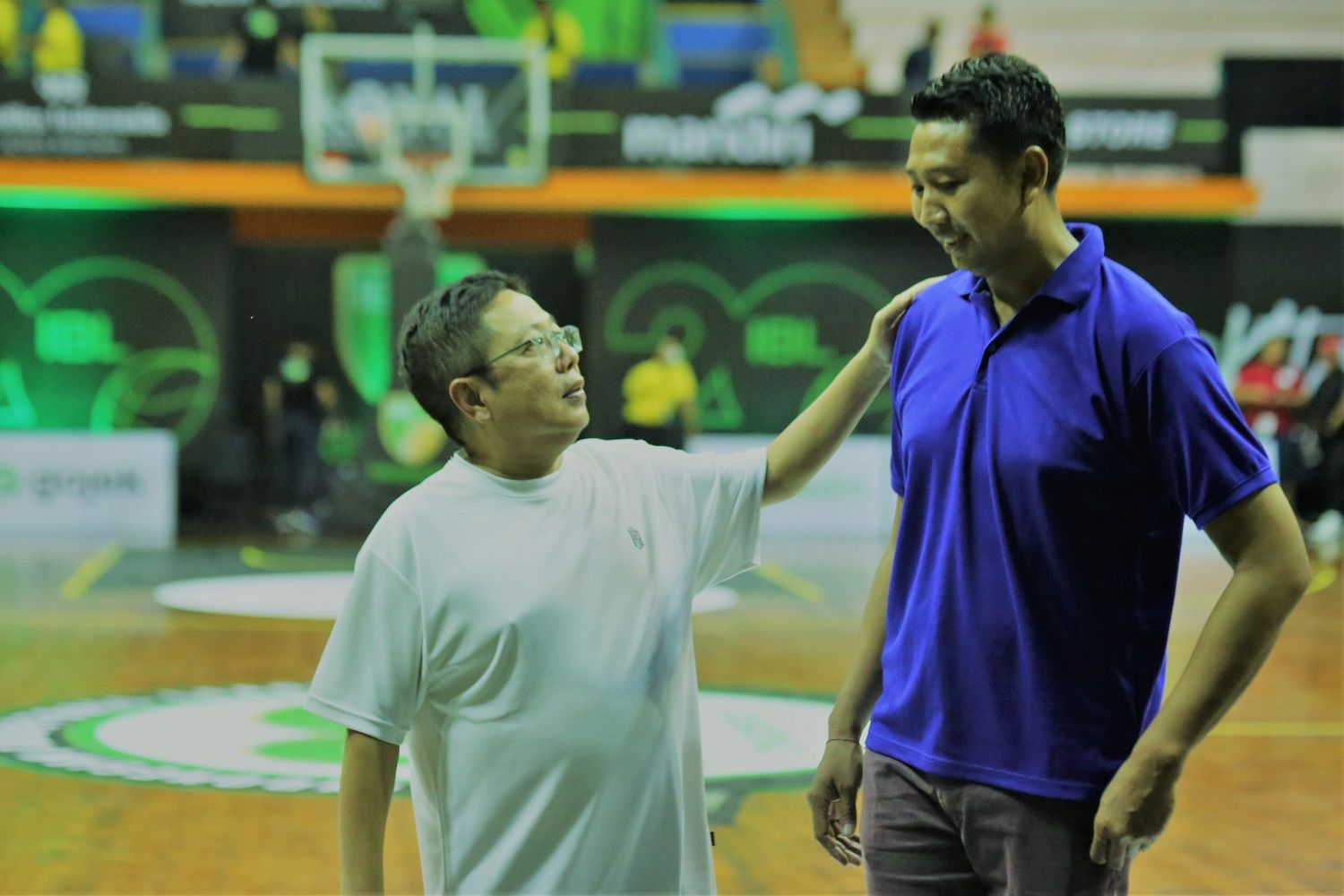 Owner Bali United Pieter Tanuri ketika berbincang dengan legenda basket Bali Cokorda Rai Adi Pramartha di GOR Merpati Denpasar