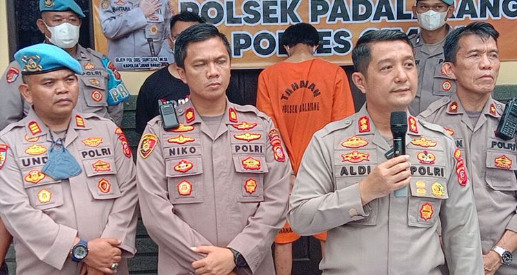 Kapolres Cimahi AKBP Aldi Subartono menjelaskan kasus pemukulan mantan pacar di Padalarang Kabupaten Bandung Barat, Rabu 18 Januari 2023.