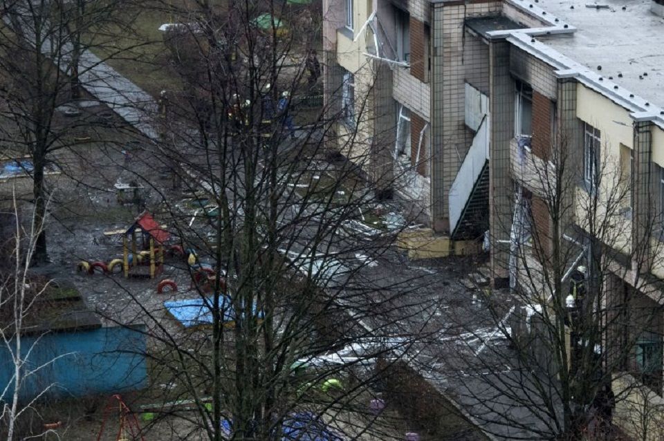 Petugas pemadam kebakaran bekerja di dekat lokasi di mana sebuah helikopter jatuh Rabu di Brovary, di luar Kiev, Ukraina. *