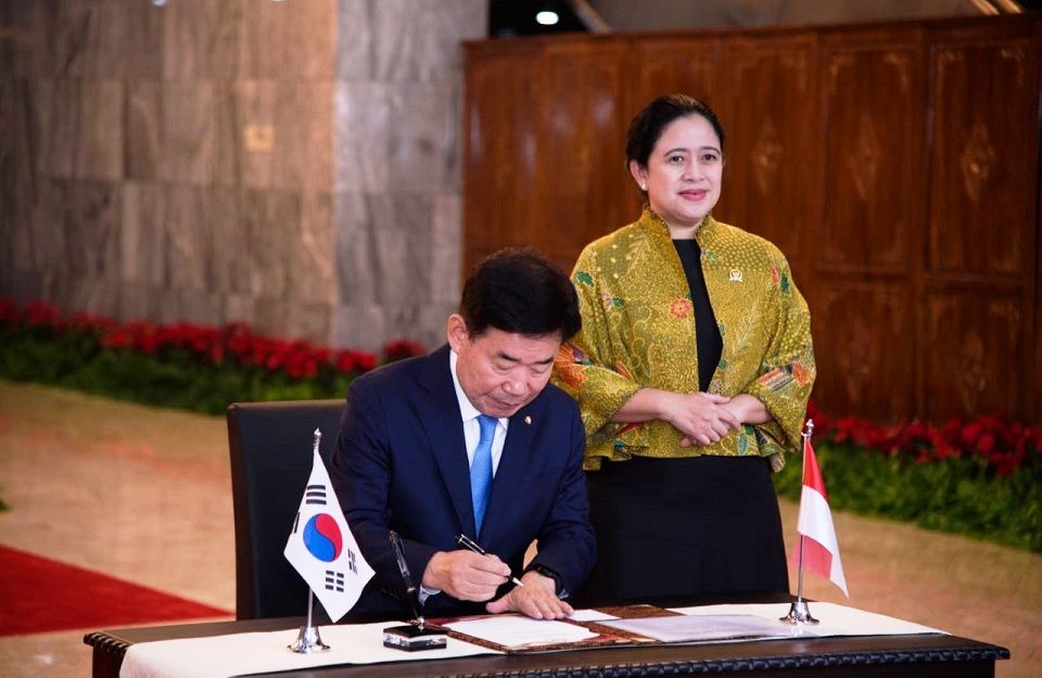 Ketua DPR RI Puan Maharani menyaksikan Ketua Majelis Nasional Korea Selatan, Kim Jin-pyo menandatangani MoU kerja sama. Foto: DPR RI