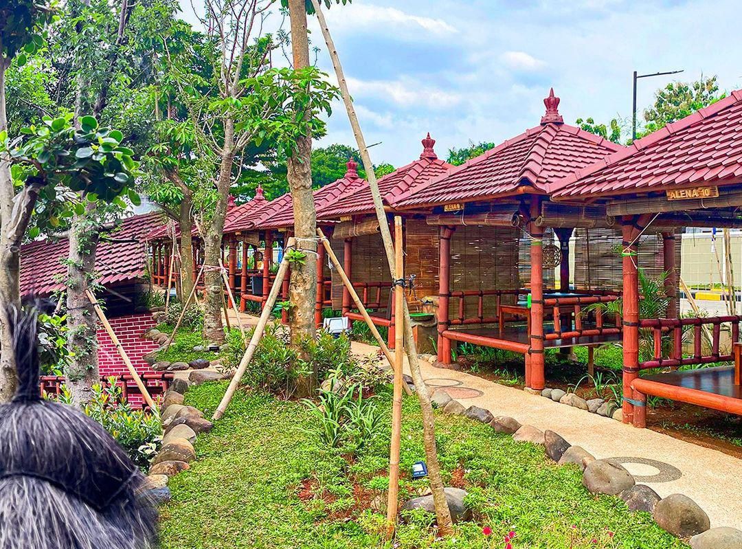 Gazebo-gazebo di area outdoor Omah Cabe, Resto Nuansa Jawa di Tangerang Selatan/Tangkapan Layar/Instagram @omahcabe_serpong