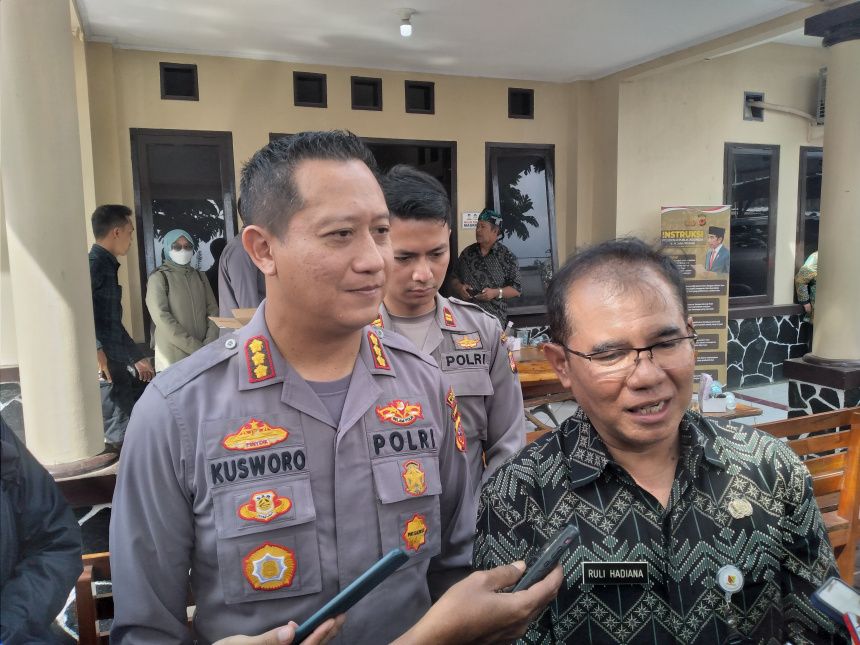 Kadisdik Kabupaten Bandung, Ruli saat memberikan keterangan pers usai kegiatan sosialisasi pencegahan makanan berbahaya di Aula Mapolsek Ciwidey, Kamis 19 Januari 2023