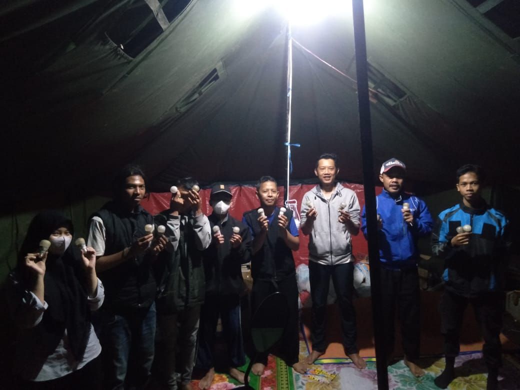 FKR berada di tenda pengungsian korban gempa Cianjur saat menyerahkan lampu bekas yang sudah menyala kembali