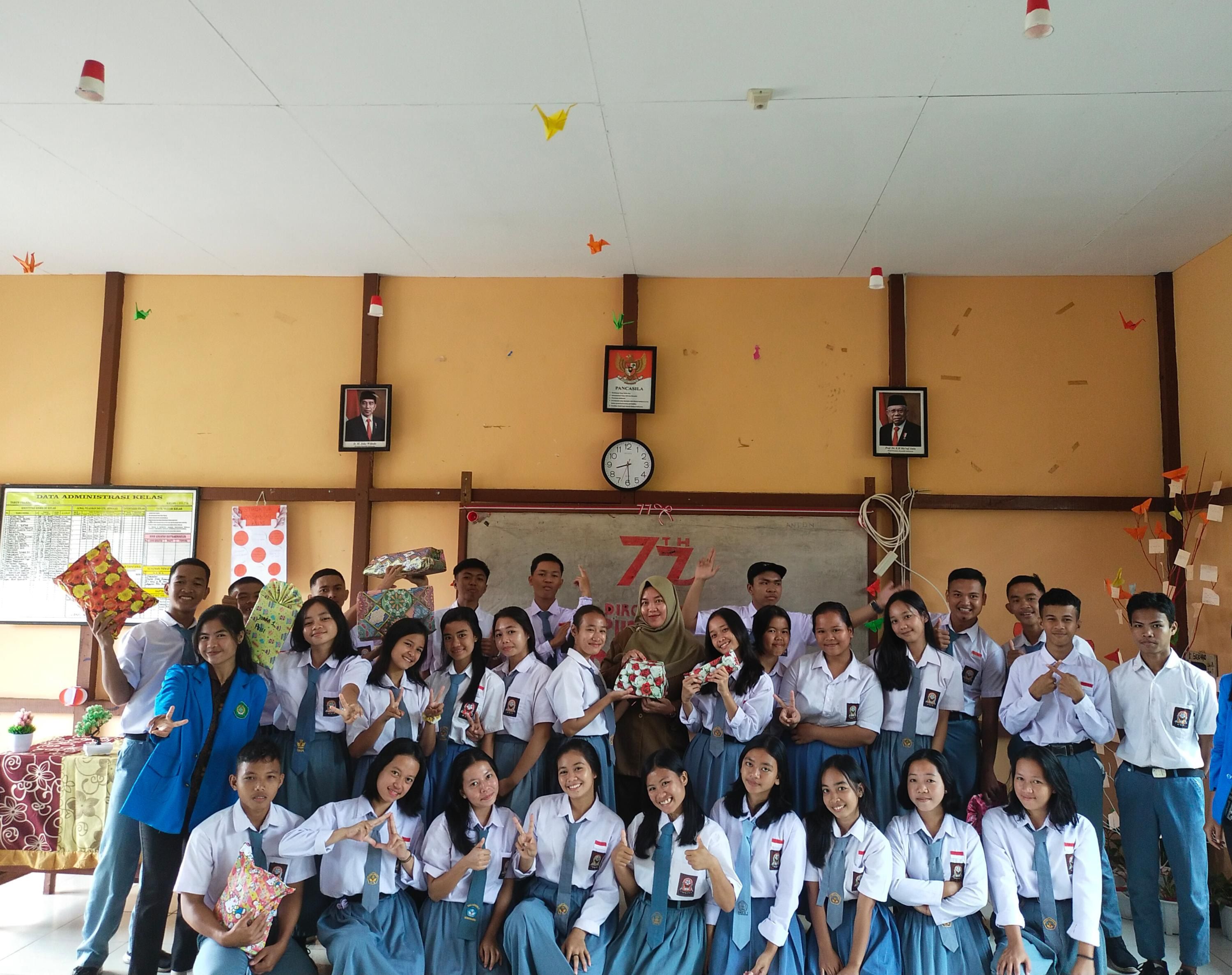 Mahasiswa PLP 2 IKIP PGRI Pontianak bersama para siswa di SMA N 1 Seberuang