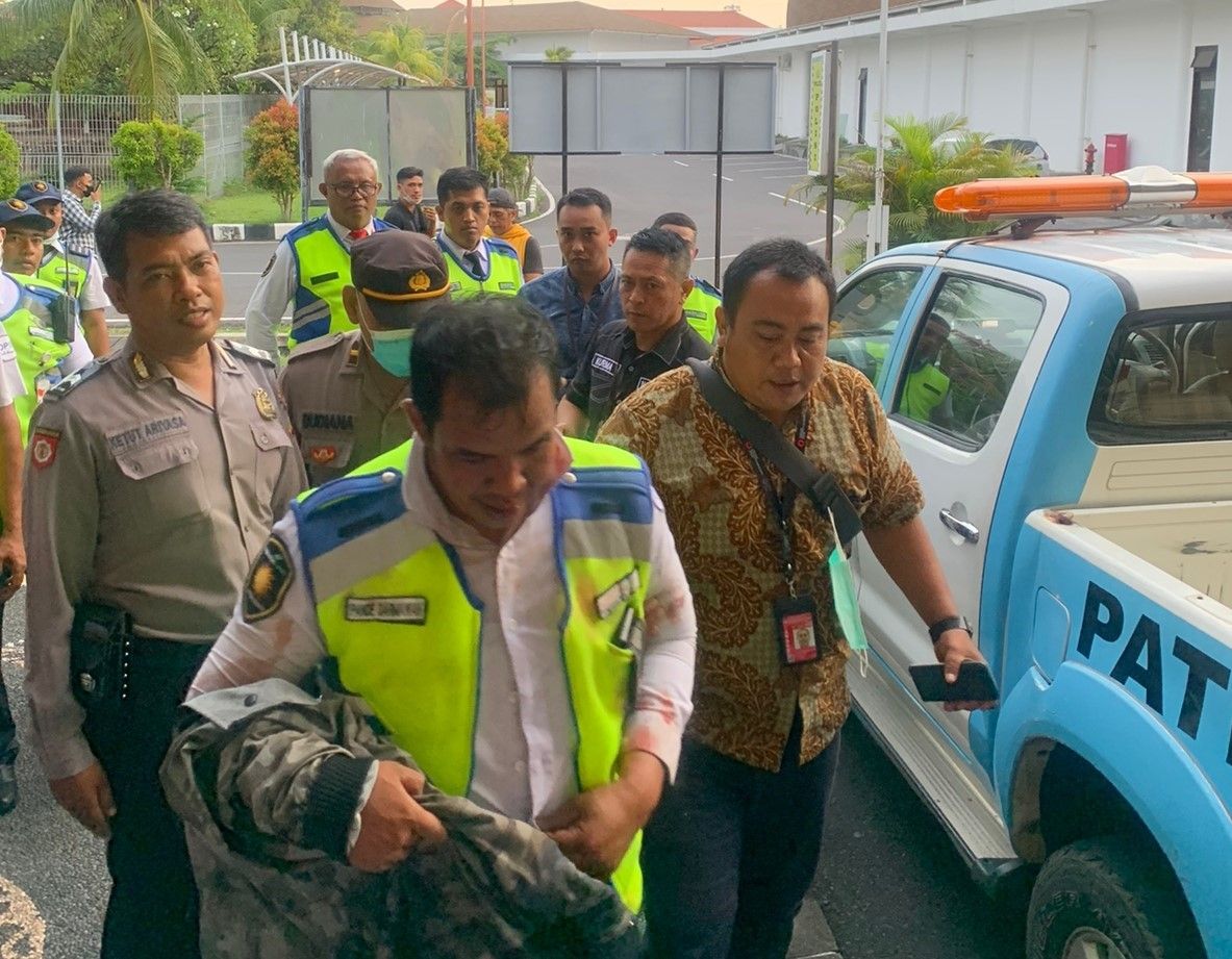 Petugas Aviation Security bandara I Gusti Ngurah Rai diamankan setelah terlibat baku hantam melawan sopir freelance pada Selasa 17 Januaari 2023. ri 20