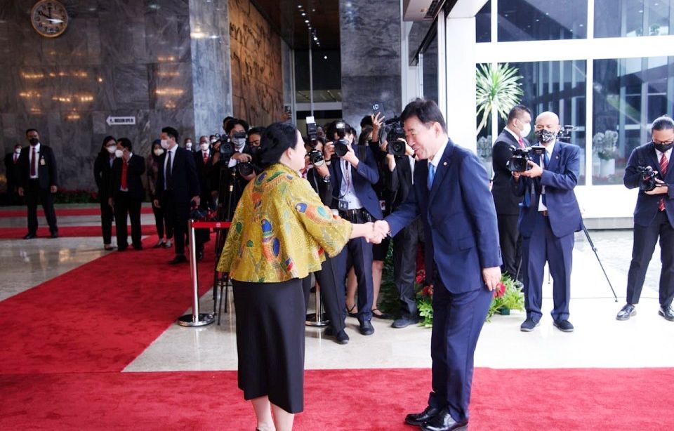 Ketua DPR RI Puan Maharani menyambut kedatangan Ketua Majelis Nasional Korea Selatan, Kim Jin-pyo di Gedung DPR RI. Foto: DPR RI