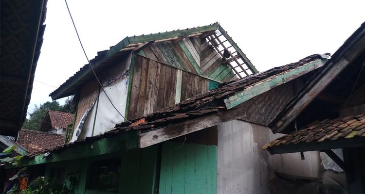 Hujan deras serta angin kencang menerjang wilayah Desa Sindulang, Kecamatan Cimanggung, Kabupaten Sumedang, Rabu 18 Januari 2023 menyebabkan 32 rumah porak-poranda.
