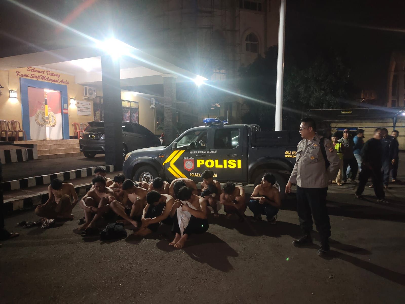 Polisi menangkap 13 orang remaja  yang hendak tawuran di Cileungsi, Kabupaten Bogor, pada Rabu, 18 Januari 2023. Polisi turut menyita sejumlah senjata tajam (sajam) yang diduga akan digunakan saat tawuran.