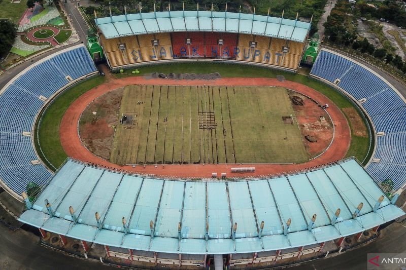 Foto udara Stadion Si Jalak Harupat yang tengah direnovasi, di Soreang, Kabupaten Bandung, Jawa Barat, Rabu (18/1/2023). Pemerintah melalui Kementerian PUPR merenovasi Stadion Si Jalak Harupat yang ditujukan untuk perhelatan Piala Dunia U-20 pada Mei hingga Juni 2023. 