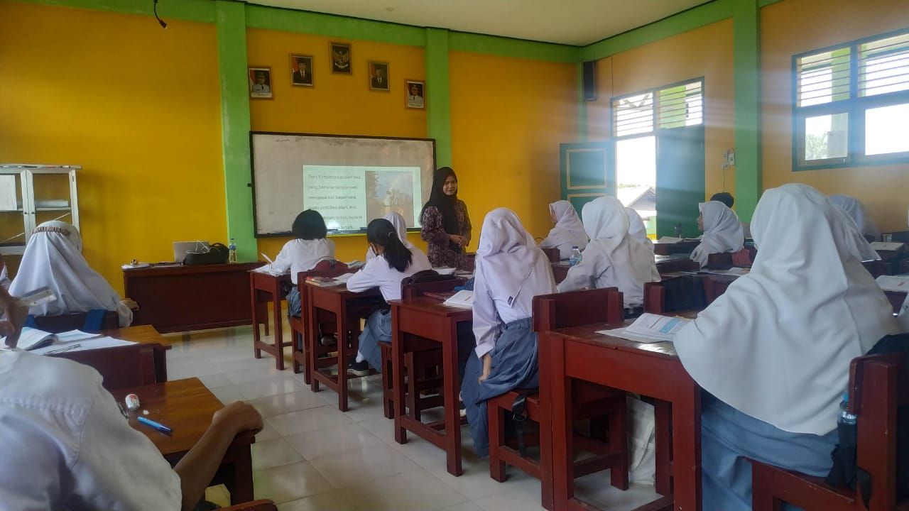 Mahasiswa PLP 2 IKIP PGRi Pontianak praktek mengajar di dalam kelas 