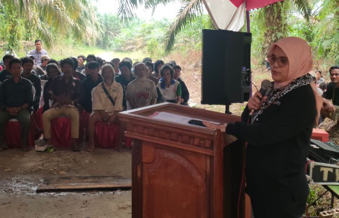 Anggota Bawaslu RI, Lolly Suhenty saat sosialisasi Pengawasan Partisipatif bersama Suku Anak Dalam di Tebo, Jambi.