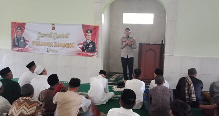 Jumat Curhat diadakan Polsek Ibun di Desa Tanggulun, Kecamatan Ibun, Kabupaten Bandung, Jumat 13 Januari 2023.