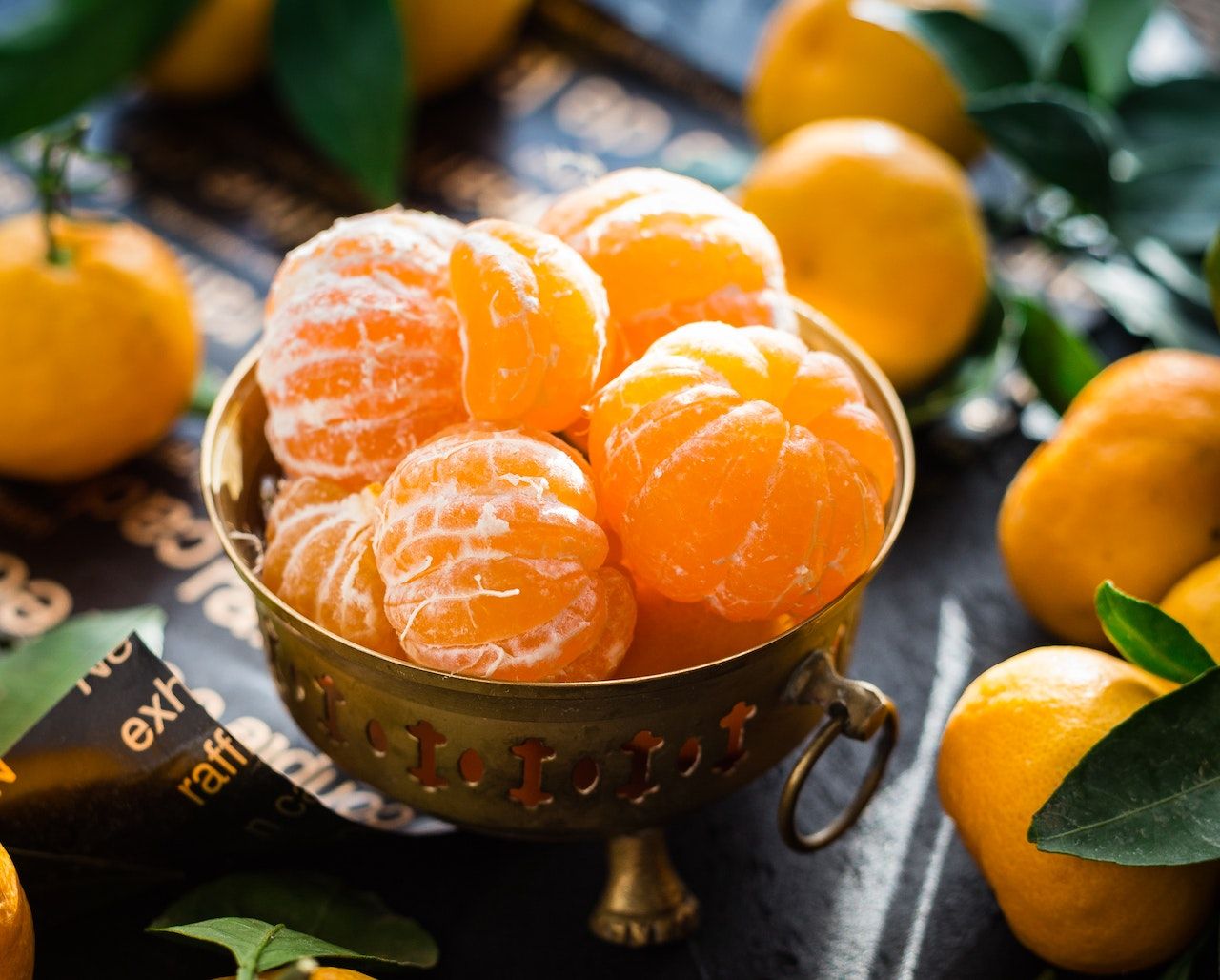 Ilustrasi jeruk mandarin dianggap dapat membawa keberuntungan dan kekayaan dalam perayaan tahun baru Imlek