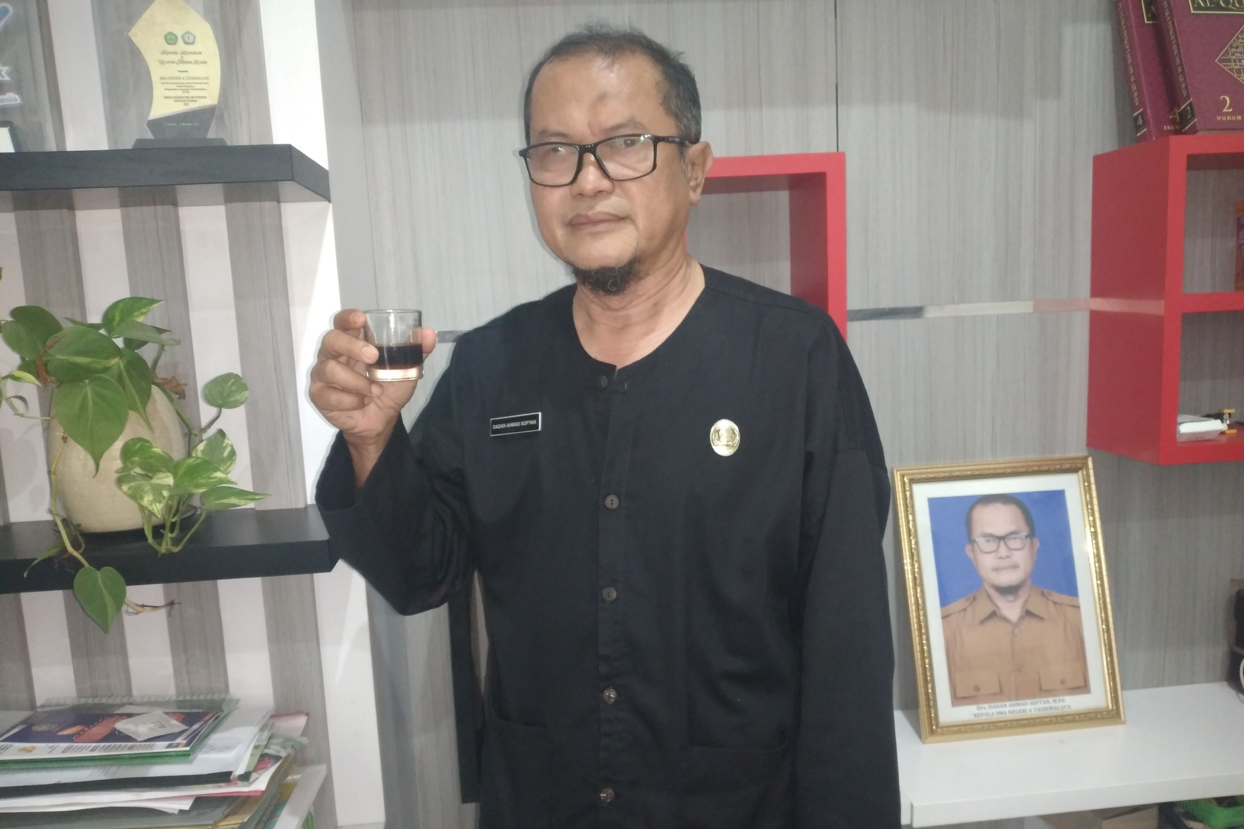 Kepsek SMAN 4 Kota Tasikmalaya, menyebutkan minum kopi di gelas sloki dan ditawari ke tamu memiliki filosofi dan makna mendalam.