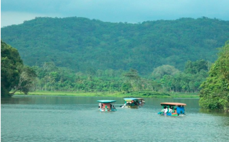 Ciamis menjadi salah satu kota yang memiliki banyak atraksi atau tempat wisata populer di antara turis lokal.