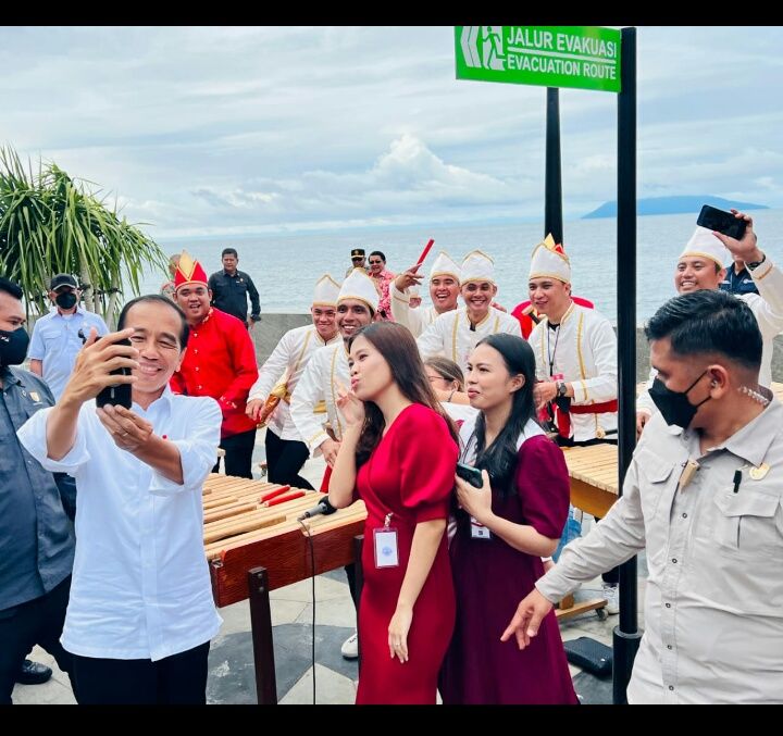 Presiden Joko Widodo meninjau sekaligus meresmikan penataan kawasan Pantai Malalayang dan Ecotourism Village Bunaken, Kota Manado, Provinsi Sulawesi Utara, pada Jumat, 20 Januari 2023.
