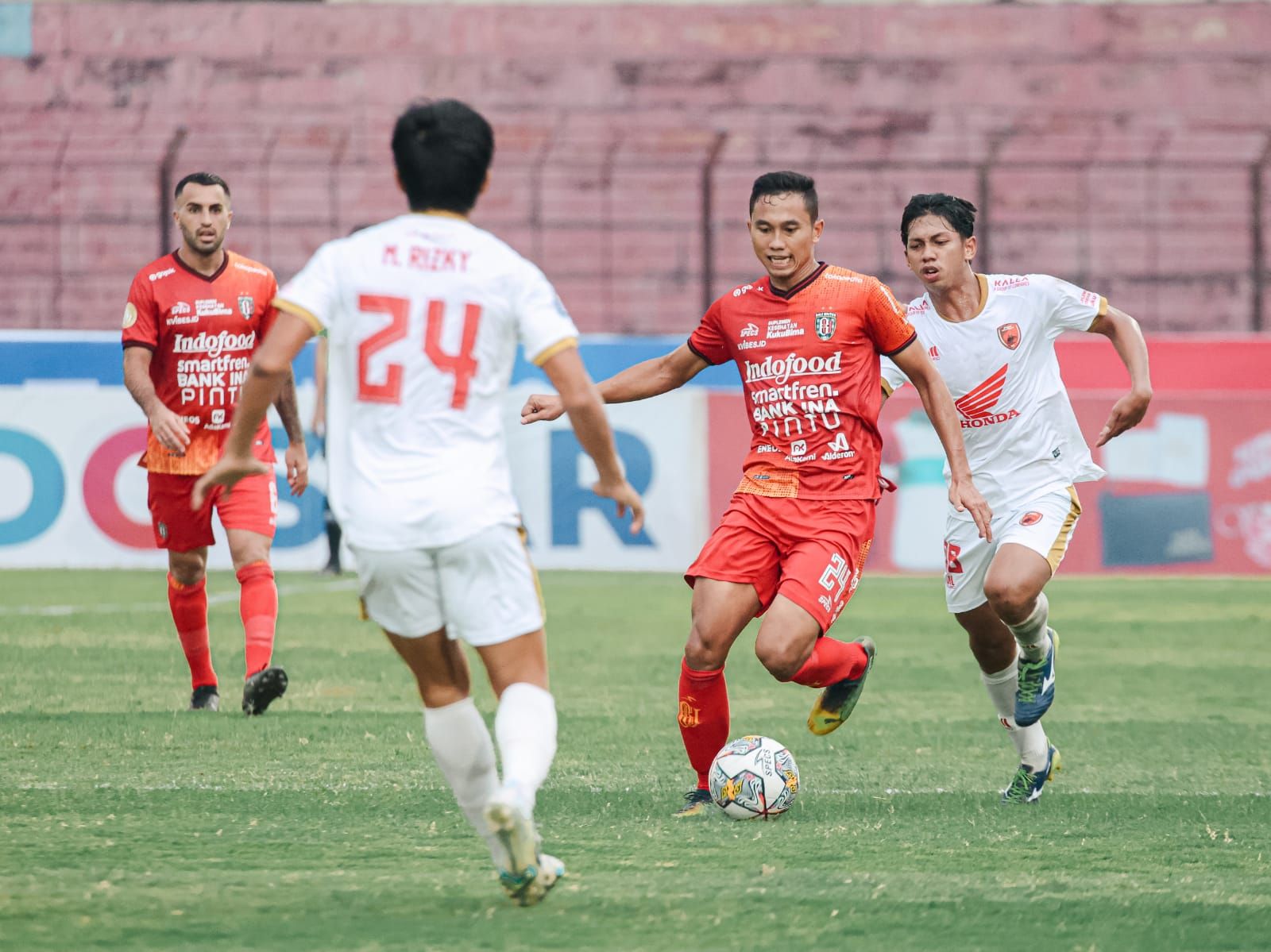 Bek kiri Bali United Ricky Fajrin berusaha lepas dari kawalan pemain PSM Makassar di Stadion SUltan Agung Bantul