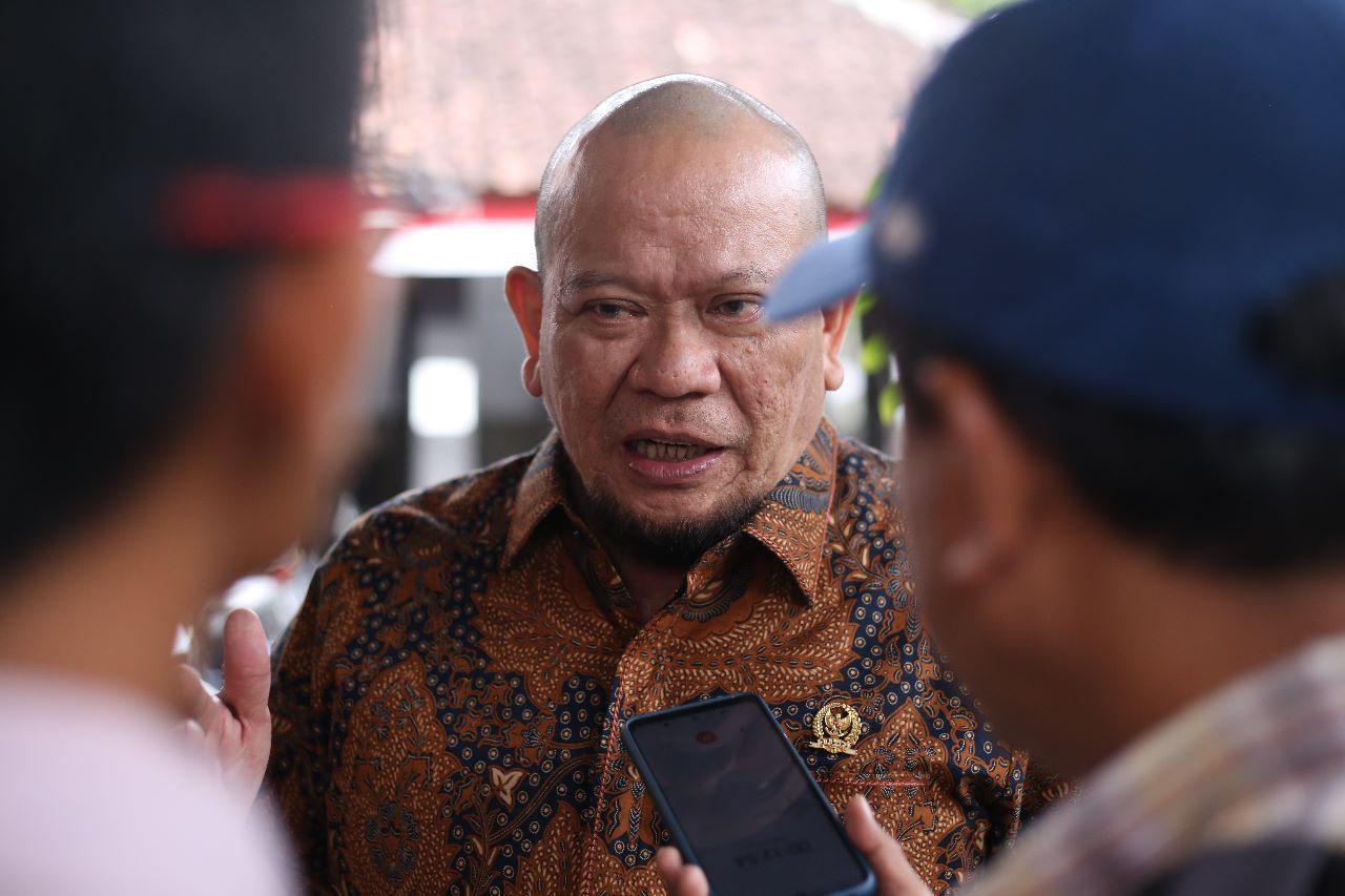 Caketum PSSI La Nyalla Mattalitti saat diwawancarai awak media di kantor DPD RI Provinsi Bali pada Jumat sore (20/1/2023). Sebagai cakteum PSSI, La Nyalla kembali melontar lagu lama untuk memberantas mafia bola