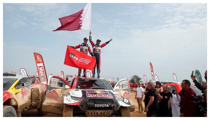Naser Al Attiyah dan Mathieu Baumel dari Toyota Gazoo Racing merayakan keberhasilan menang Rally Dakar Edisi 45.