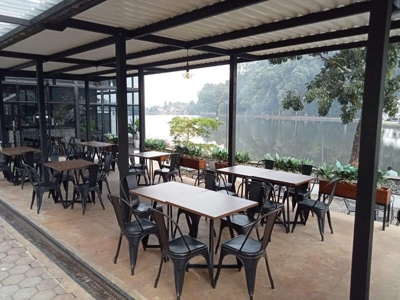 Cafe Koloni menghadap view Danau Situ Gede dan Hutan Cifor.