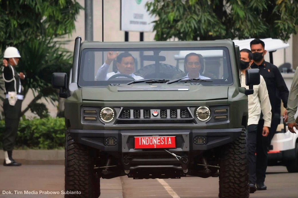 Dikemudikan Menhan Prabowo, Presiden Joko Widodo naik kendaraan operasional satuan (ranops) TNI 4x4 WD terbaru produksi PT Pindad di Rapim Kemhan, Rabu (18/1/2023). Foto: dok. Tim media Prabowo
