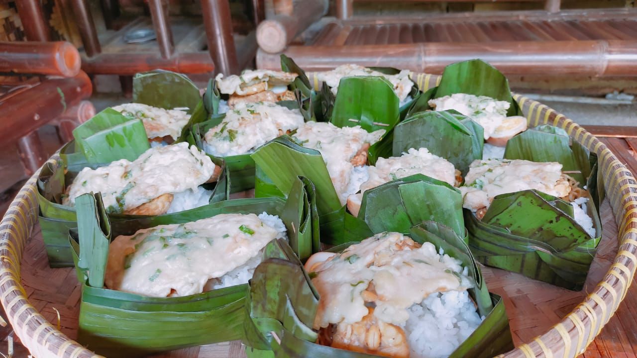 Nasi Takir yang dihidangkan warga di Kampung Gagot Banjarnegara