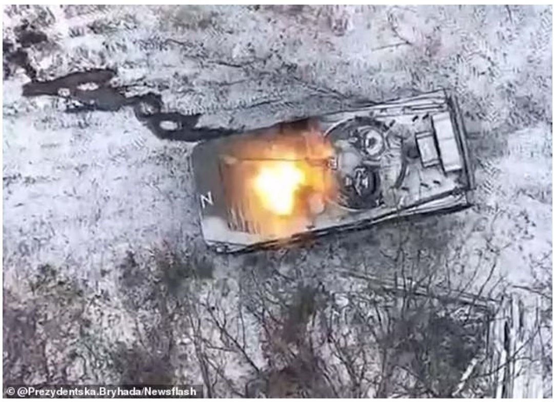 Ini adalah saat tank Rusia dilempari bom oleh drone kecil Ukraina, dalam pertempuran David versus Goliath antara mesin perang lama dan baru.  