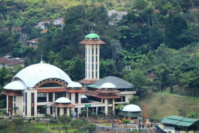 Masjid Atta'Awun, Jalan Raya Puncak KM 90, Tugu Sel., Cisarua, Kabupaten Bogor.
