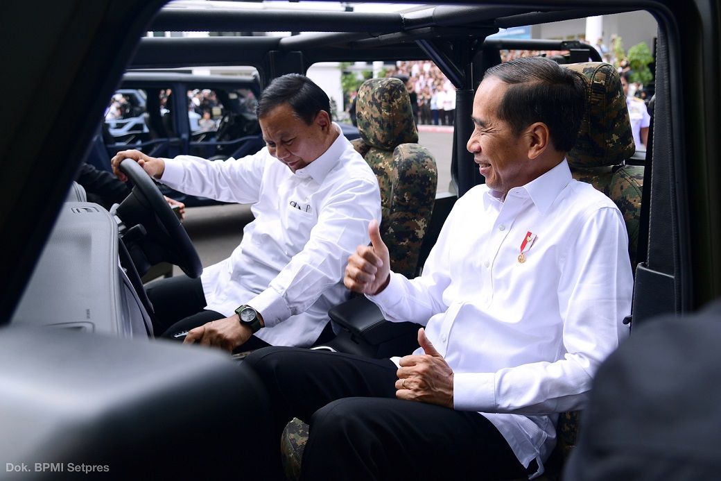 Menhan Prabowo memegang kemudia bersama Presiden Joko Widodo naik kendaraan operasional satuan (ranops) TNI 4x4 WD terbaru produksi PT Pindad di Rapim Kemhan, Rabu (18/1/2023). Foto: BPMI Setpres