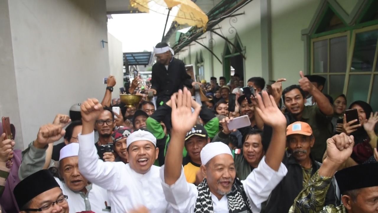 Kang Dedi Mulyadi bersama warga mengarak pengantin