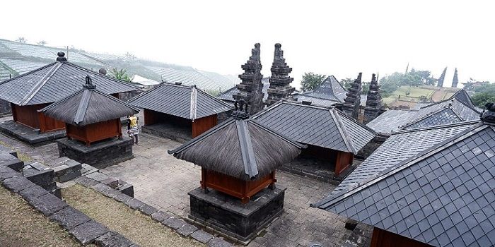 Candi Cetho, wisata eksotik nan Instagrammable di Timur Laut Karanganyar. Bangunan artifisial ini diyakini merupakan tempat petilasan Brawijiya V dan diperkirakan dibangun pada masa Kerajaan Majapahit. (Foto: Dok. Istimewa)