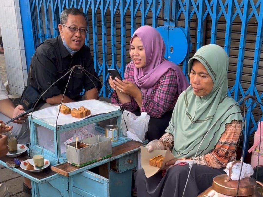Penjual kue balok depan Toko Terang Jembatan Merah Bogor. 