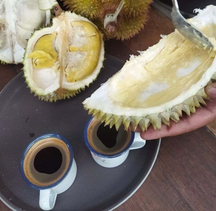 Durian dilembutkan di dalam cangkang kulit sebelum disiram kopi