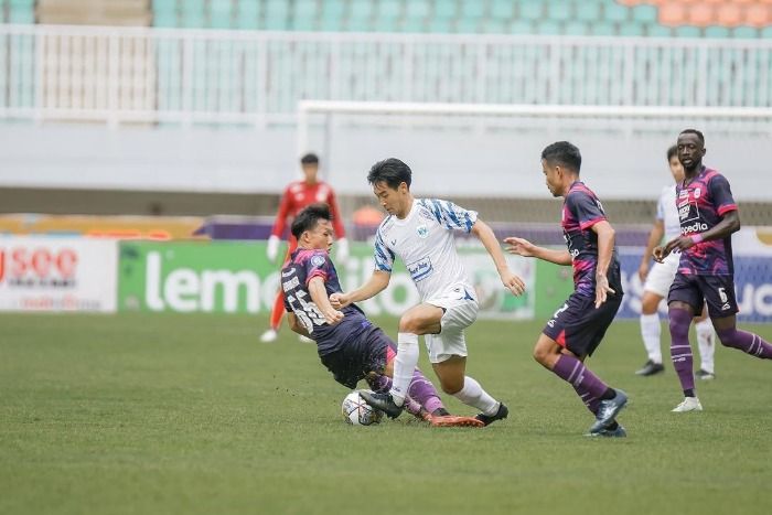 Pemain anyar PSIS Semarang, Ryo Fujii berusaha melewati hadangan pemain Rans Nusantara FC pada laga pekan ke-18 Liga 1